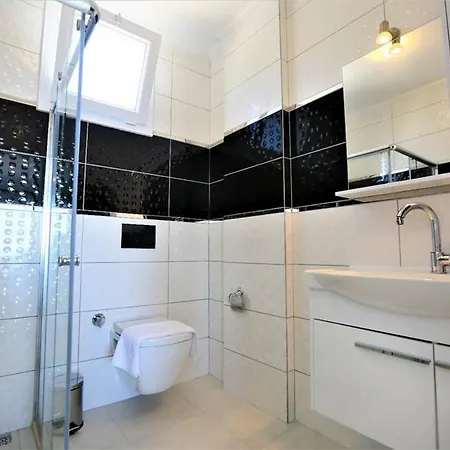 Super Luxury With Private Pool And Jacuzzi Bezirgan
